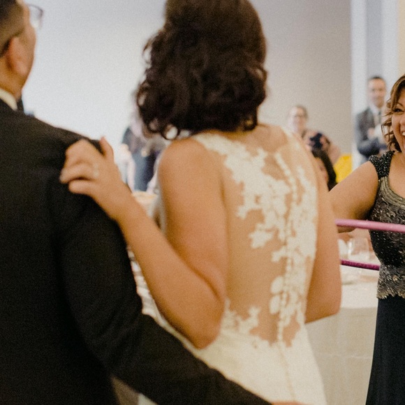 Stunning wedding dress with most beautiful back detail and train - Picture 4 of 5